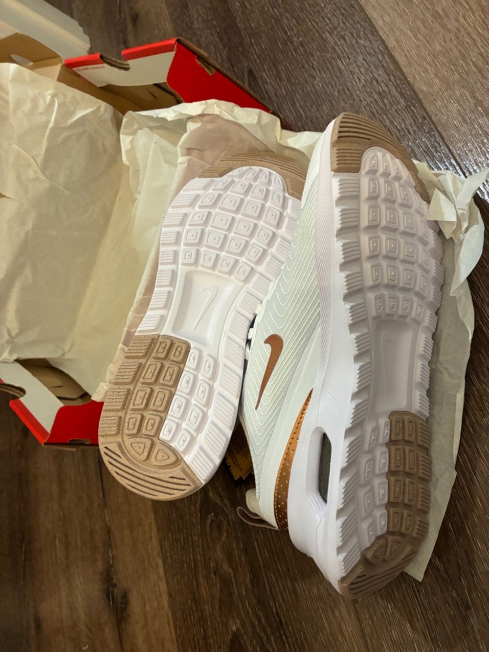 New Women’s Nike Air Max Nuaxis Shoes. White Bronze. Size 7.5 - Picture 8 of 8